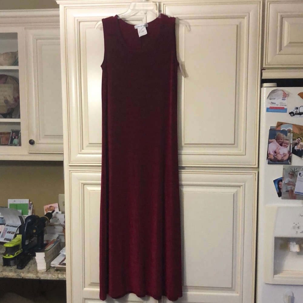 Elegant Sleeveless Burgundy Dress